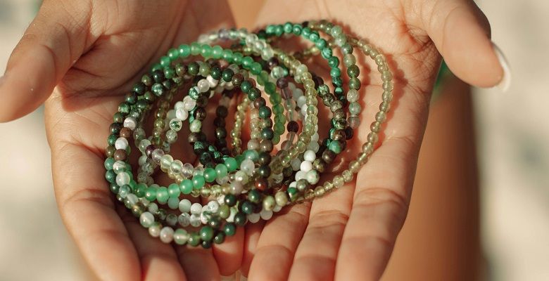 Браслеты с зелеными камнями: какие бывают и кому пойдут