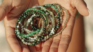 Браслеты с зелеными камнями: какие бывают и кому пойдут