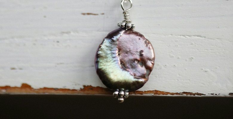 Подвески с черными камнями: какие бывают и кому пойдут