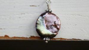 Подвески с черными камнями: какие бывают и кому пойдут