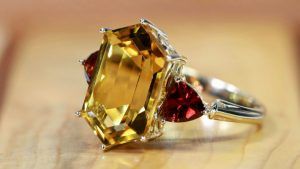 Кольца с коричневыми камнями: какие бывают и кому пойдут