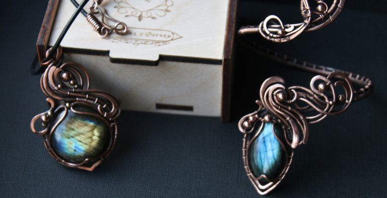 Подвески с голубыми камнями: какие бывают и кому пойдут?