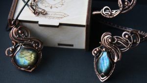 Подвески с голубыми камнями: какие бывают и кому пойдут?