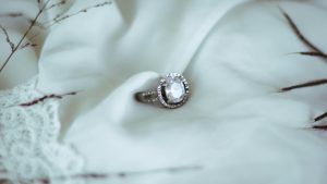 Кольца с прозрачными камнями: какие бывают и кому пойдут? Кольца с прозрачными камнями: какие бывают и кому пойдут?