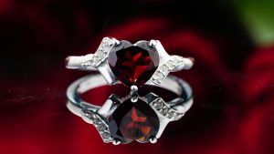 Кольца с красными камнями: какие бывают и кому пойдут