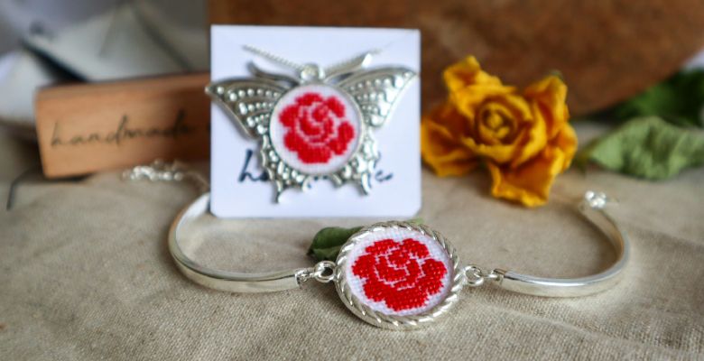 Ювелирные украшения с розами: какие бывают и как носить