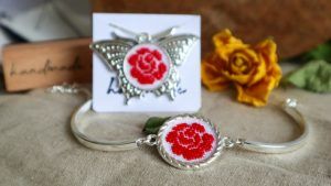 Ювелирные украшения с розами: какие бывают и как носить