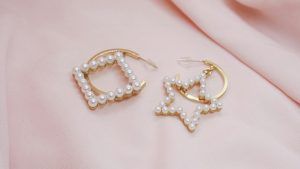 Серьги с белыми камнями: какие бывают и кому пойдут