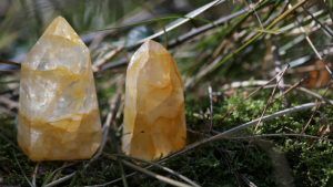 Подходят ли украшения с цитрином брюнеткам?