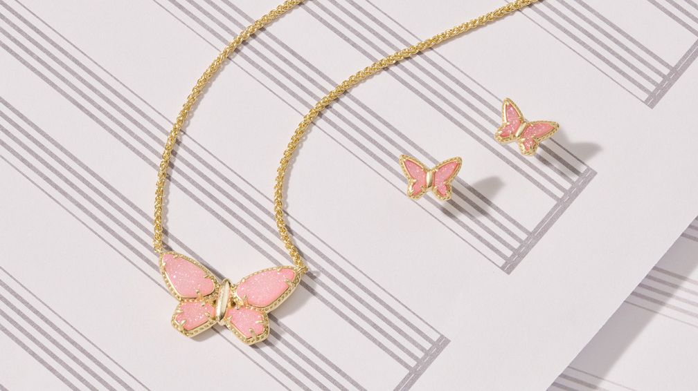 Мотивы бабочек можно увидеть в коллекции Dolly Parton x Kendra Scott, посвященной песне Партон Love is Like a Butterfly 