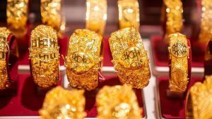 Выручка ювелирной компании Chow Tai Fook резко упала на фоне замедления