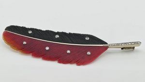 Эта искусно вырезанная брошь в виде пера — произведение искусства