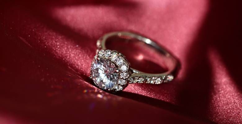 Какие камни не рекомендуется носить Скорпионам, рожденным в год Змеи