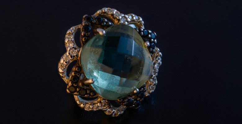 Какие камни не рекомендуется носить Овнам, рожденным в год Собаки