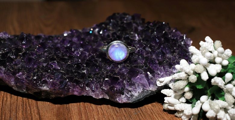 Какие камни не рекомендуется носить Ракам, рожденным в год Петуха