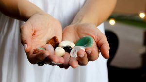 Какие камни не рекомендуется носить Весам, рожденным в год Свиньи