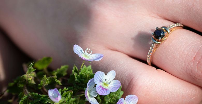 Какие камни не рекомендуется носить Весам, рожденным в год Петуха