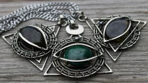 Какие камни не рекомендуется носить Водолеям, рожденным в год Обезьяны