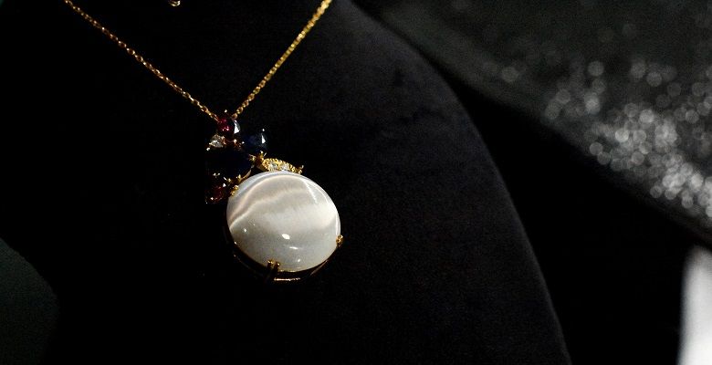 Какие камни не рекомендуется носить Водолеям, рожденным в год Петуха