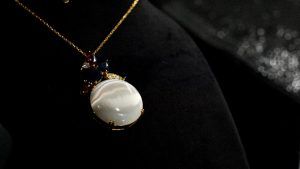 Какие камни не рекомендуется носить Водолеям, рожденным в год Петуха