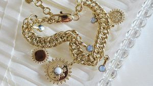 Какие камни не рекомендуется носить Стрельцам, рожденным в год Змеи