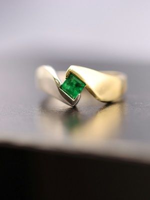 кольцо с изумрудом