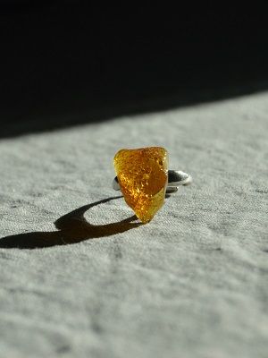 кольцо с янтарем