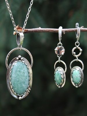 украшения с родонитом