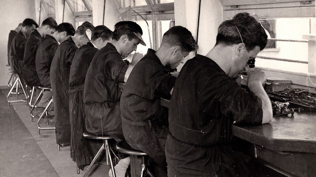 Фотография сотрудников Buccellati в мастерской в Милане, 1950-е годы Фотография сотрудников Buccellati в мастерской в Милане, 1950-е годы