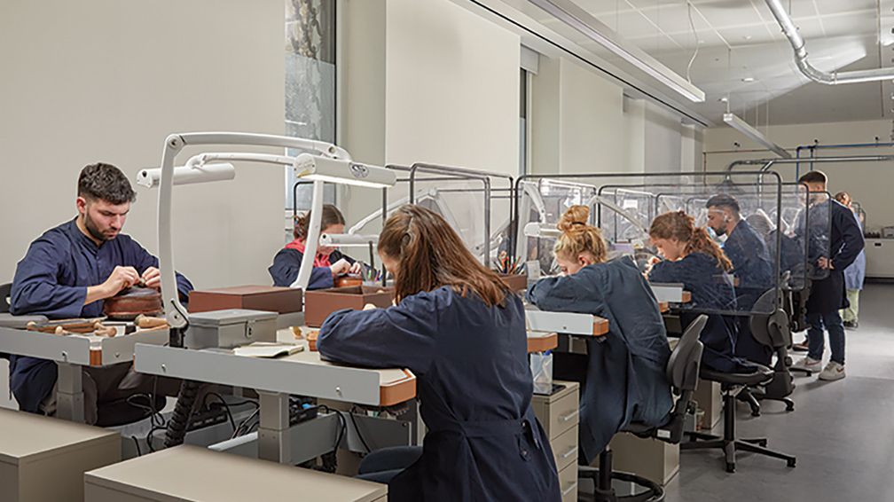 Мастерская Buccellati по производству ювелирных изделий в Милане. Эти сотрудники специализируются на гравировке Мастерская Buccellati по производству ювелирных изделий в Милане. Эти сотрудники специализируются на гравировке