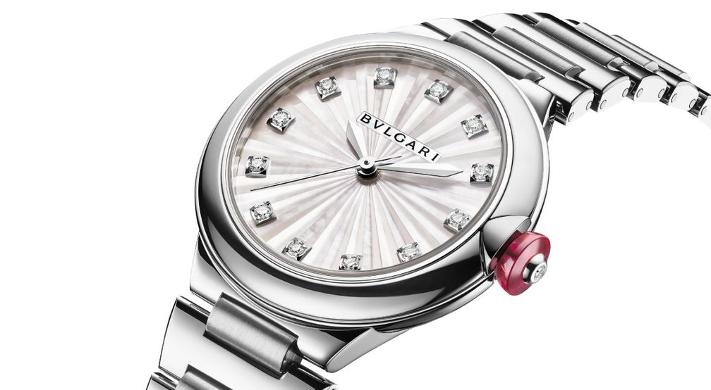 Новая модель с перламутровым циферблатом изготовлена вручную с использованием техники интарсии 