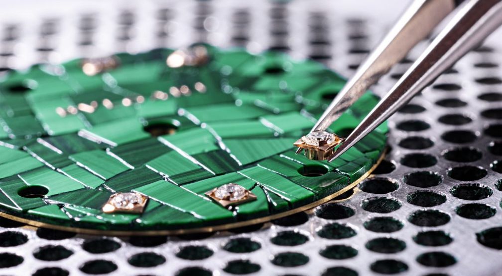 Малахитовый циферблат состоит из крошечных кусочков камня, которые были тщательно отобраны и выложены вручную