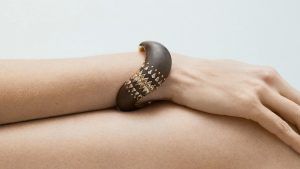 Новая коллекция украшений Фернандо Хорхе раскрывает чувственные свойства дерева Новая коллекция украшений Фернандо Хорхе раскрывает чувственные свойства дерева