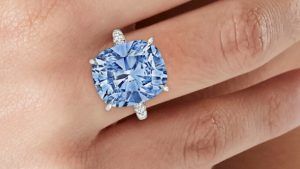 Голубой бриллиант весом 5,72 карата продан за $ 8,8 млн Голубой бриллиант весом 5,72 карата продан за $ 8,8 млн