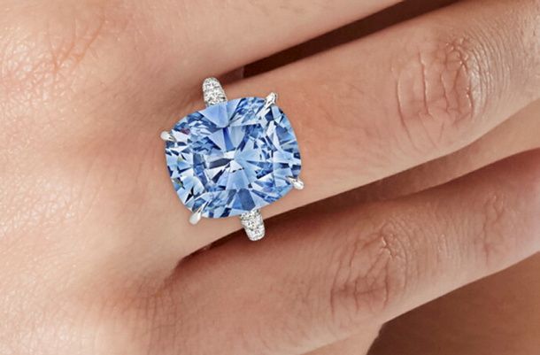 Голубой бриллиант весом 5,72 карата продан за $ 8,8 млн