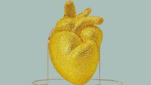 Усыпанная кристаллами сумочка-минодьер в форме сердца от Gucci