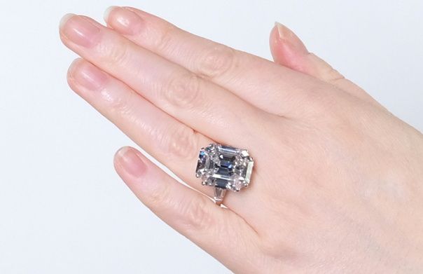 Кольцо с бриллиантом весом 15,76 карата от Bulgari превзошло все оценки