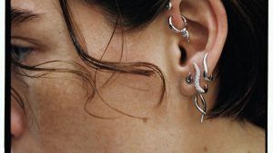 Пирсинг ушей стал «доступной роскошью»