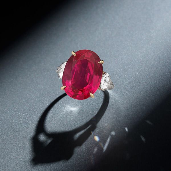 Кольцо с бирманским рубином весом 17,97 карата и грушевидными бриллиантами, продано за 5,4 миллиона долларов Кольцо с бирманским рубином весом 17,97 карата и грушевидными бриллиантами, продано за 5,4 миллиона долларов