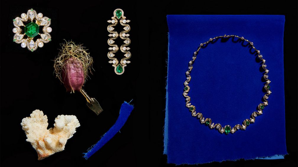 Слева направо: большое кольцо, большие серьги и ожерелье Edessa Dewdrop, все с замбийскими изумрудами, белыми бриллиантами и жемчугом акойя 