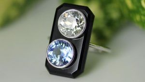 Это кольцо из оникса, бриллианта и сапфира — потрясающее украшение в стиле ар-деко