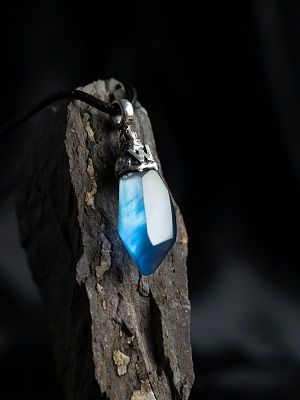 колье с лунным камнем