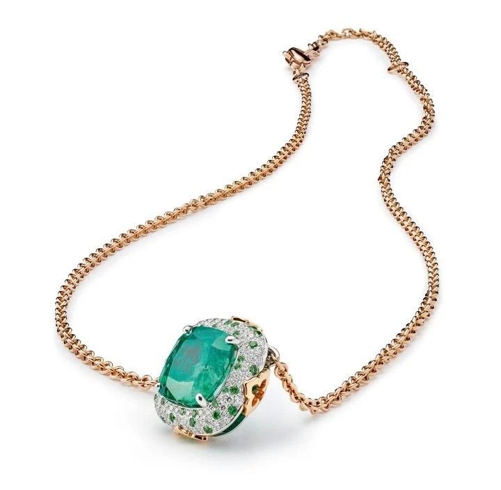 Ожерелье с изумрудом Музо (4,08 карата), цаворитами и бриллиантами Ожерелье с изумрудом Музо (4,08 карата), цаворитами и бриллиантами