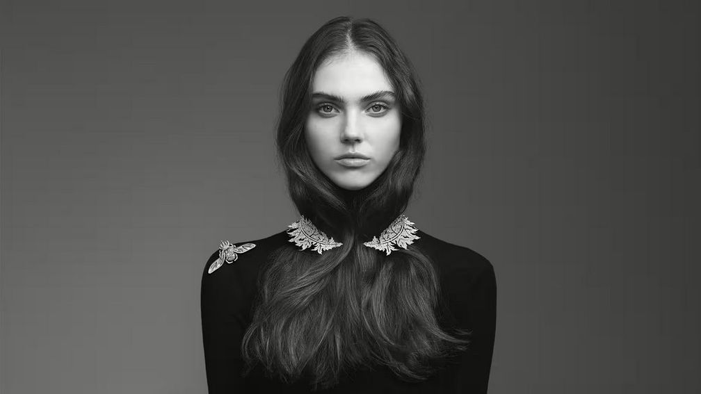 Коллекция, разработанная Клэр Шуан, разделена на две части: растения и насекомые, которые рассказывают историю о том, как природа захватывает тело своего владельца. Здесь можно увидеть кольцо Scarabée Rhinoceros, превращенное в брошь, и ожерелье Chardon Коллекция, разработанная Клэр Шуан, разделена на две части: растения и насекомые, которые рассказывают историю о том, как природа захватывает тело своего владельца. Здесь можно увидеть кольцо Scarabée Rhinoceros, превращенное в брошь, и ожерелье Chardon