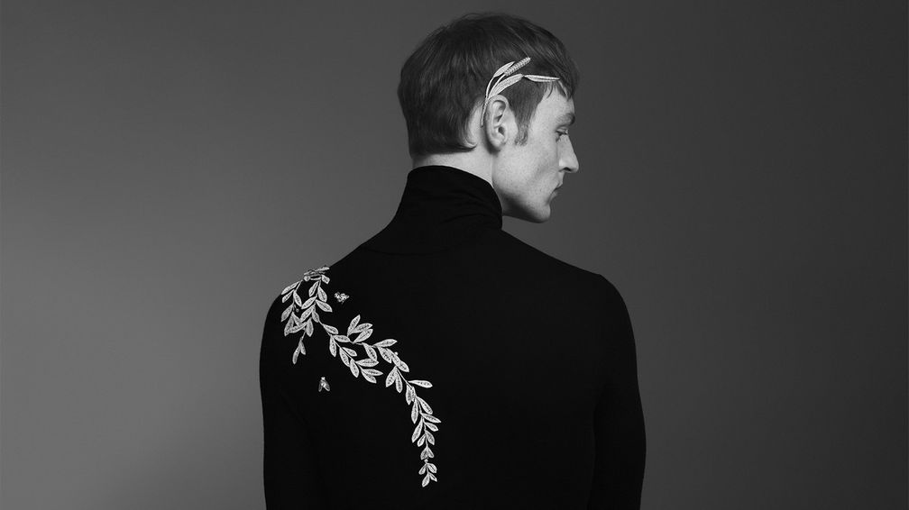 Ожерелье Airelles из белого золота украшено бриллиантовым паве. Здесь украшение трансформировалось из ожерелья в брошь, спускающуюся по плечу модели. Брошь-муха Mouche приземлилась на его спине Ожерелье Airelles из белого золота украшено бриллиантовым паве. Здесь украшение трансформировалось из ожерелья в брошь, спускающуюся по плечу модели. Брошь-муха Mouche приземлилась на его спине