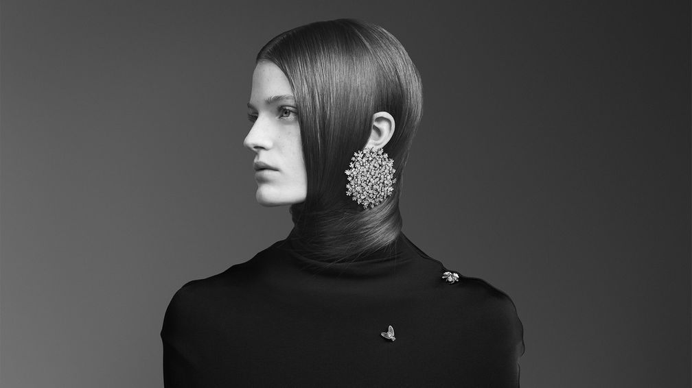 Брошь Fleur De Carotte может стать украшением для волос, как показано здесь. Изделие из белого золота изображает крошечные цветы, украшенные бриллиантовым паве Брошь Fleur De Carotte может стать украшением для волос, как показано здесь. Изделие из белого золота изображает крошечные цветы, украшенные бриллиантовым паве