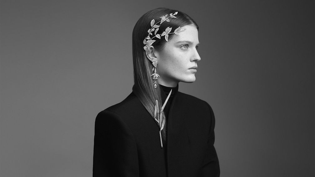 Серьги-подвески Fuchsia изображают свисающие цветы из белого золота с бриллиантовым паве и двумя бриллиантами грушевидной огранки общим весом 4,10 карата, ниспадающими с колокольчика каждого цветка Серьги-подвески Fuchsia изображают свисающие цветы из белого золота с бриллиантовым паве и двумя бриллиантами грушевидной огранки общим весом 4,10 карата, ниспадающими с колокольчика каждого цветка