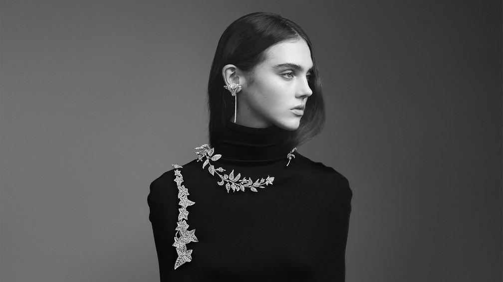 Ожерелье Lierre из белого золота с бриллиантовым паве изображает любимое растение Фредерика Бушерона, плющ. Оно может трансформироваться в брошь, которая здесь показана на плече модели, или обвиваться вокруг руки, становясь браслетом Ожерелье Lierre из белого золота с бриллиантовым паве изображает любимое растение Фредерика Бушерона, плющ. Оно может трансформироваться в брошь, которая здесь показана на плече модели, или обвиваться вокруг руки, становясь браслетом
