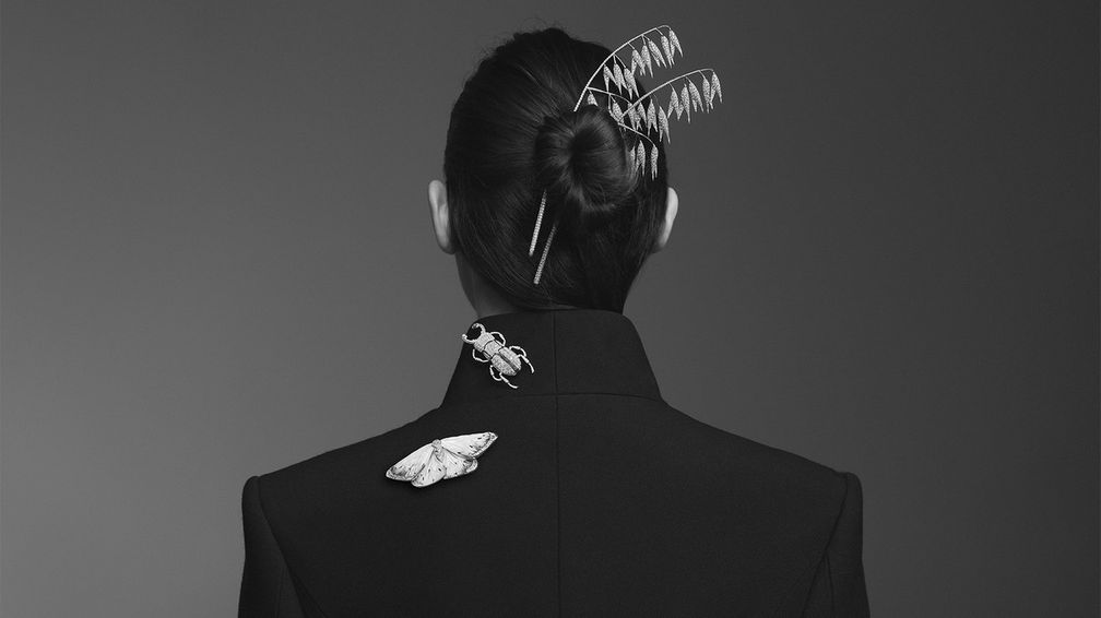 Брошь Papillon De Nuit, приземлившаяся на спине модели, была изготовлена из перламутра, бриллиантов и черного лака, все в белом золоте. Кольцо в виде жука-оленя Lucane из белого золота с бриллиантовым паве и черным лаком превратилось здесь в брошь Брошь Papillon De Nuit, приземлившаяся на спине модели, была изготовлена из перламутра, бриллиантов и черного лака, все в белом золоте. Кольцо в виде жука-оленя Lucane из белого золота с бриллиантовым паве и черным лаком превратилось здесь в брошь