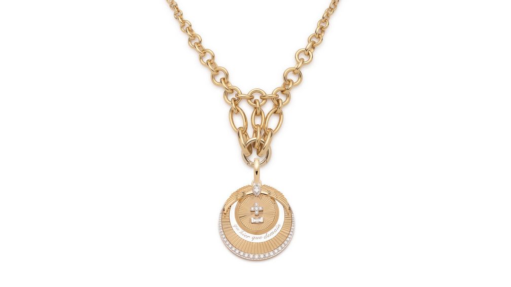 Ожерелье Vivacity Lattice включает в себя большой медальон Vivacity из 18-каратного желтого и белого золота с бриллиантами весом 1,33 карата на цепочке Lattice